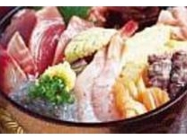 豪快にいこう!『生ちらし丼』2000円_うまいもの街 三船寿し