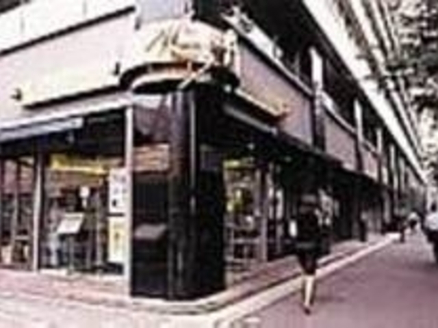 ビジネス街にふさわしい落ち着いた佇まい_ミクニズカフェ マルノウチ