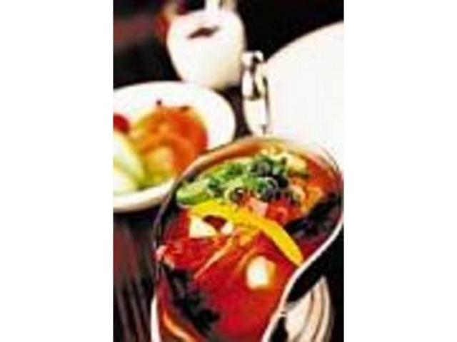 香り高い、スープ状のシーフードカレー_レストラン サングリア