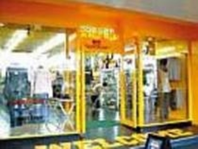 ガラス張りのとっても明るい雰囲気のお店_アーモ ボックス デポ
