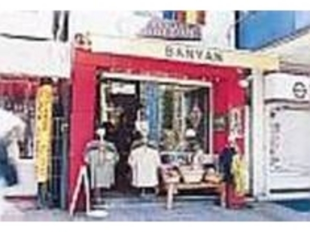 1階には小物、2階には雑貨類や衣類が並ぶ_BANYAN