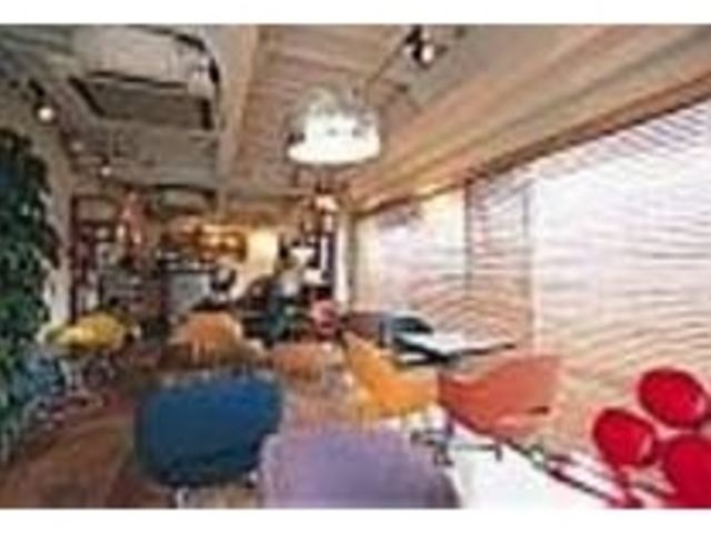 全面ガラス張りの店内は明るく心地よい_omni-cafe