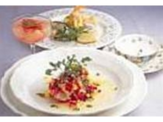 ハーブと野菜の色合いが美しい料理_レストランポロ since1986