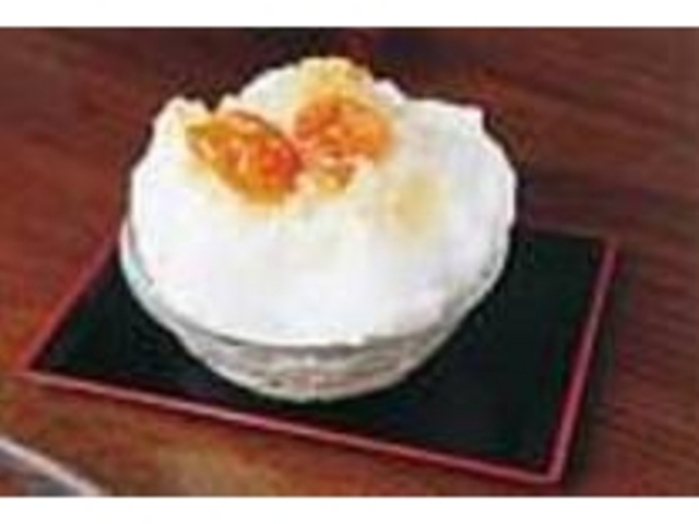 夏の人気もの『氷あんずミルク』は840円_ちもと