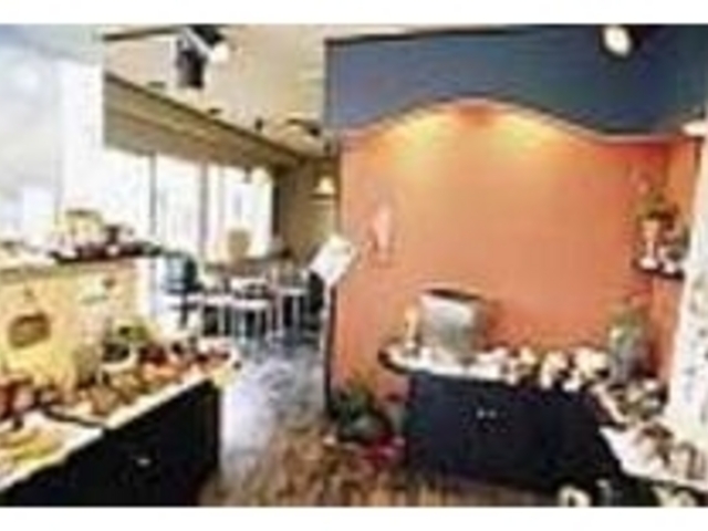陶芸家鈴木さんの作品も展示、販売している_花ごよみ