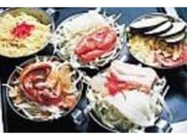食べ放題だから色々好きなものを選んでみて_本場月島もんじゃ屋形船