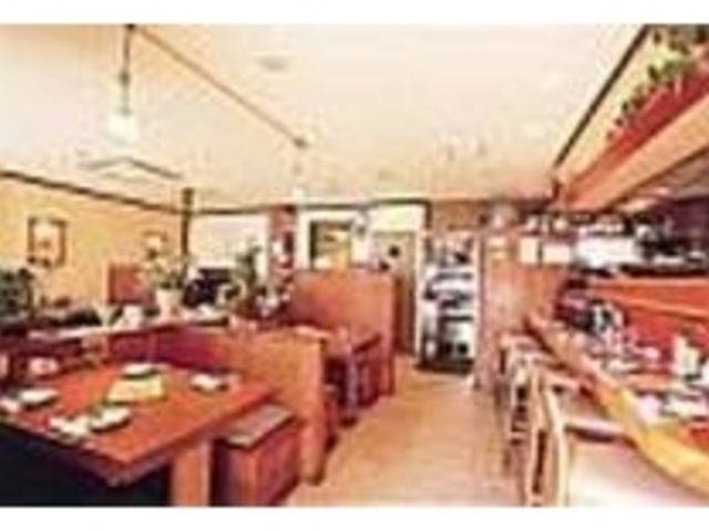 家庭的な店内はどこか落ち着ける雰囲気_大皿惣菜 まぁる