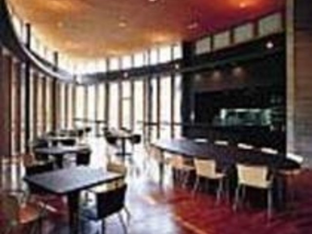 大きな窓から光が差し込む明るい店内_村民食堂&カフェ ハングリースポット
