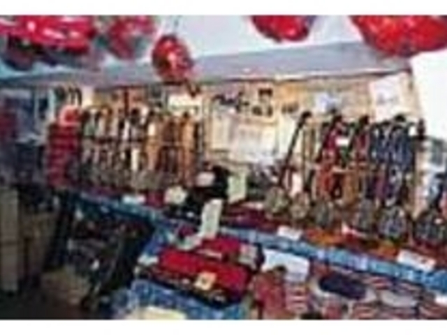 店内にはサンシンがずらりと並んでいる_ちんだみ三線店