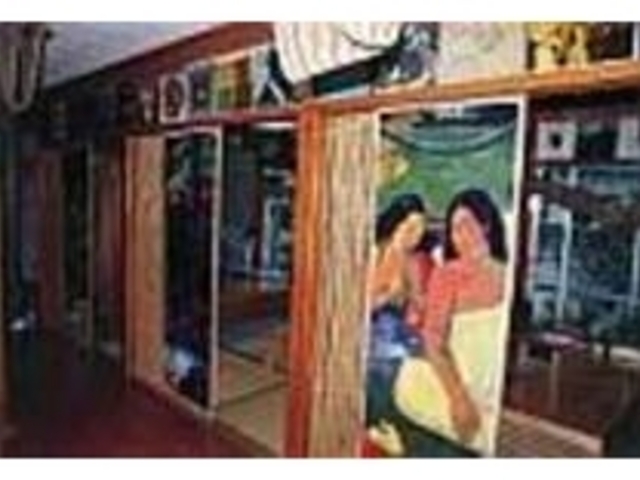 築40年。ゴーギャンの絵が印象的_茶房喫酒店 うちなーたいむ
