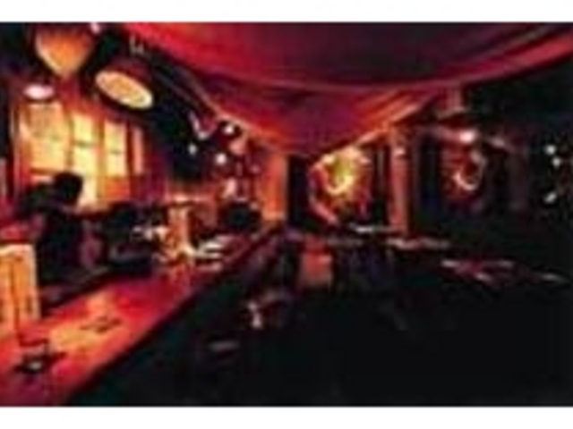 JAZZの流れる店内で古酒を楽しめる_Q's Bar