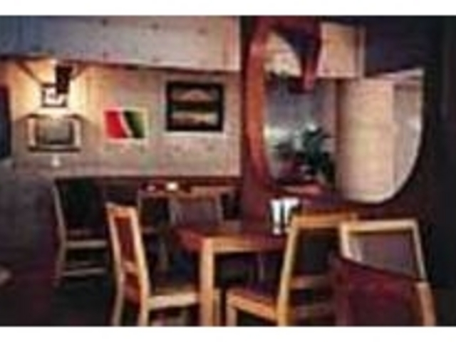 劇場をイメージした店内は落ち着いた雰囲気_cafe Teatro Primavera