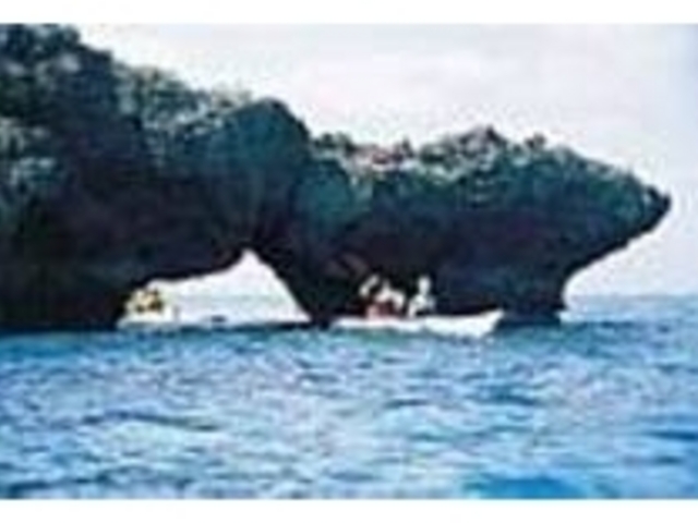時には、岩の間をくぐり抜ける事もある_Sea Kayak Tours BIGBAY