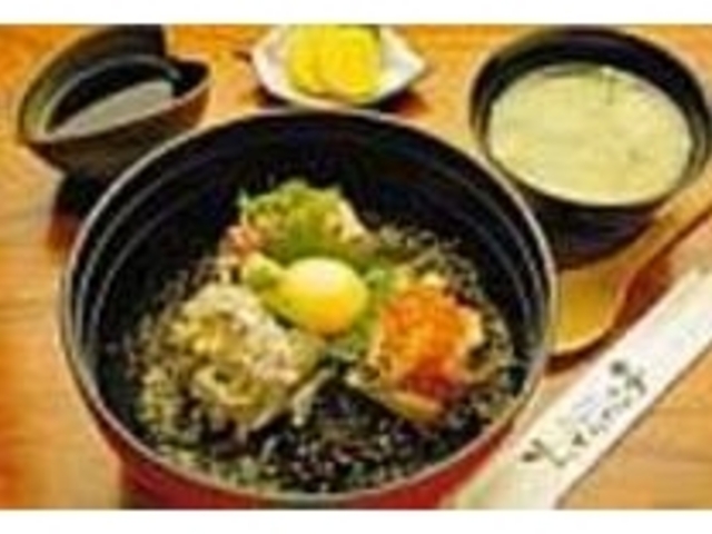 アジ、白身魚などがのった『ちゃちゃら丼』_安良里 宝市場