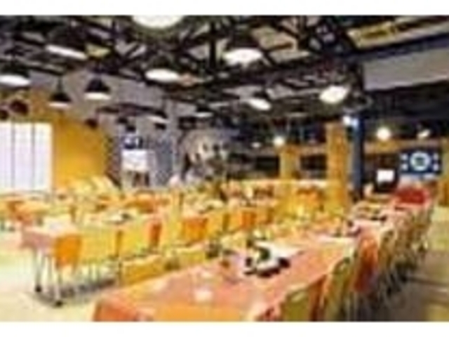 土産コーナーもある広い海鮮レストラン_安良里 宝市場