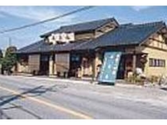 道路に面して建つ、どっしりとした店構え_地酒ミュージアム寿萬亀