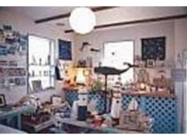灯台やヨットなどがディスプレイされた店内_デッキシューズ