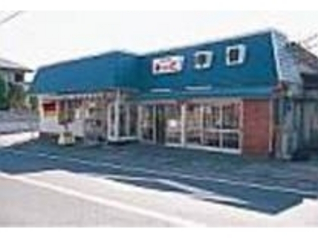 青い屋根と店先にかかったドイツ国旗が目印_アーベントエッセン