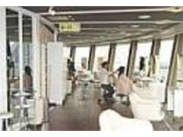 9階からの景色を見ながらカットしてもらう_Cure Park