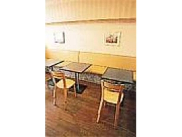 ゆったりとしたテーブル席が並ぶ店内_フランス菓子 Le Grand
