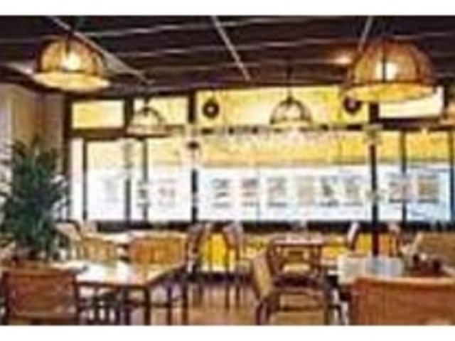 伝統の味が受け継がれる店内は明るい雰囲気_洋食屋 ヨシカミ 市川店