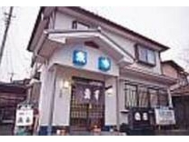 白を基調としたシンプルな店構えだ_魚三昧魚市