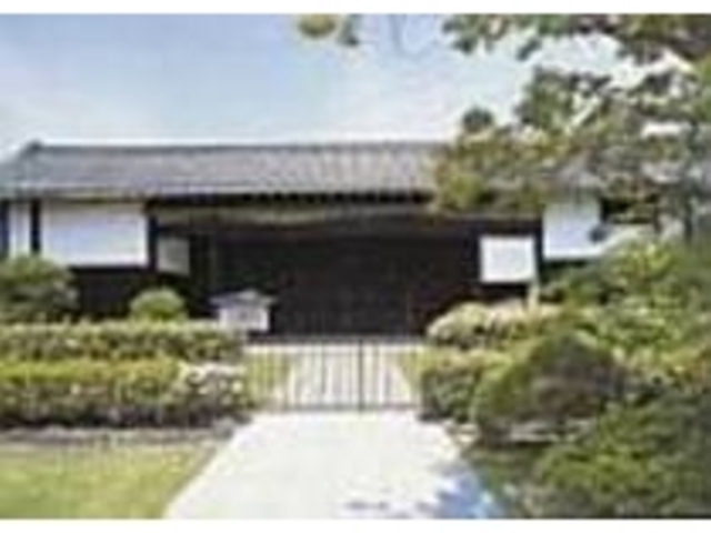 裏門もどっしりとした構えを見せている_山脇学園 松籟荘