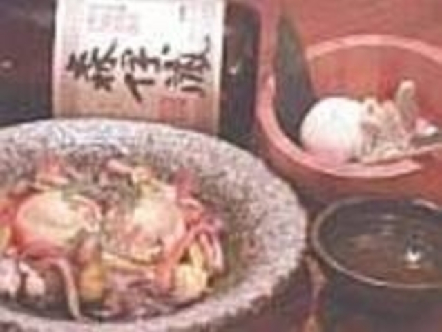 色彩やかな胡麻料理が揃う。焼酎も自慢だ_ごま屋 ちゅう兵衛
