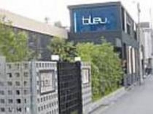 夜になると、ブルーのライトで浮かび上がる_CHINESE DINING&BAR BLEU