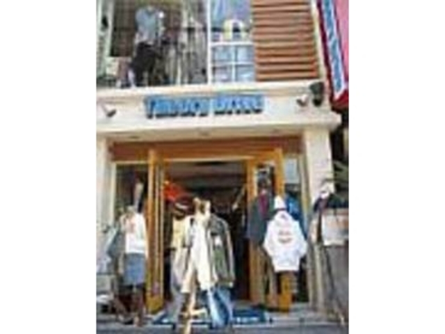 メンズ、レディースとも商品バリエが豊富_Theory Drive OSAKA