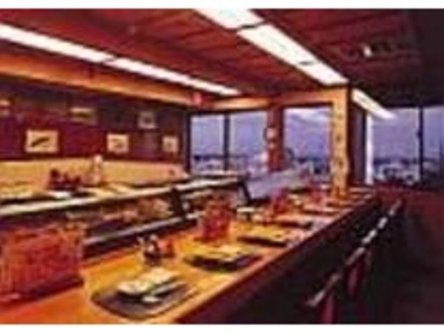 ジャズが流れる店内。海に沈む夕日も見える_鮨処 朝日屋