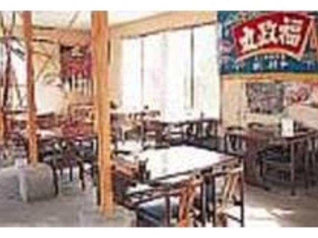 大きな窓からふりそそぐ光で明るい店内_たこ八