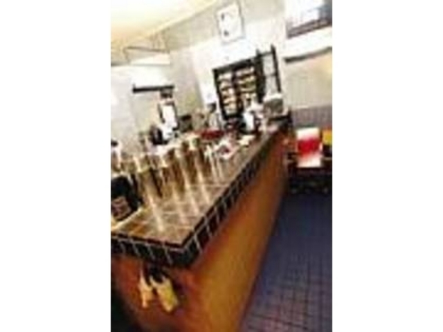 吹き抜けた高窓から光が差し込む店内_DE STIJL KOFFIE