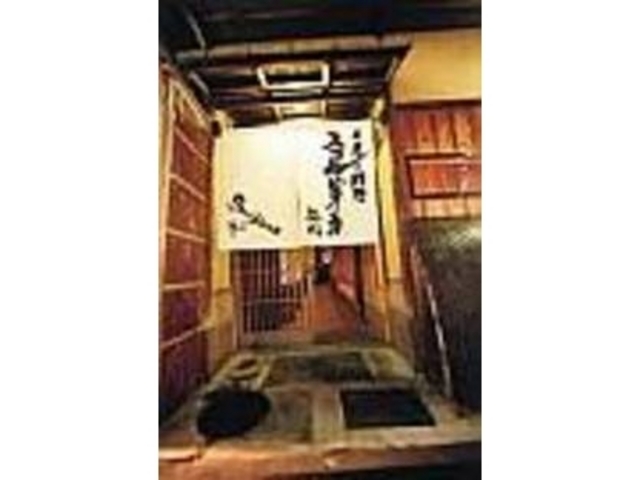 賑やかな花見小路から路地へ、京ならでは_スコルピオーネ祇園