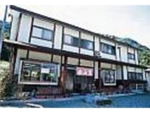国道121号沿いに建ち、向いは下郷物産館_泰山窯