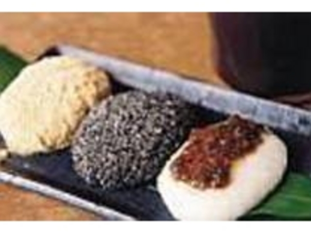 3種類の味が楽しめる『三色もち』_民芸茶屋 大黒屋