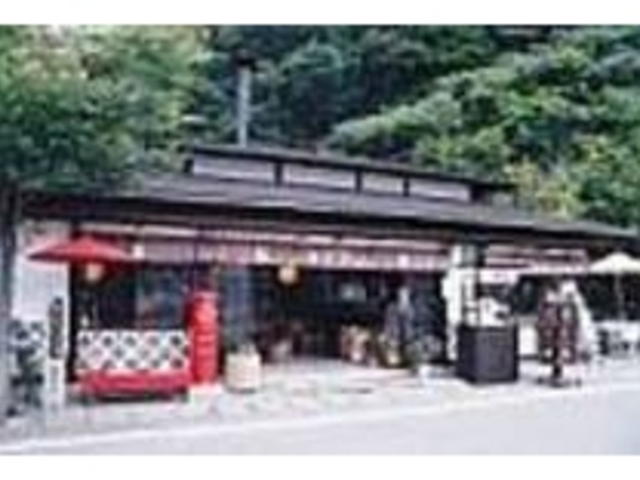 店内には、丸太のイスやテーブルが並ぶ_民芸茶屋 大黒屋