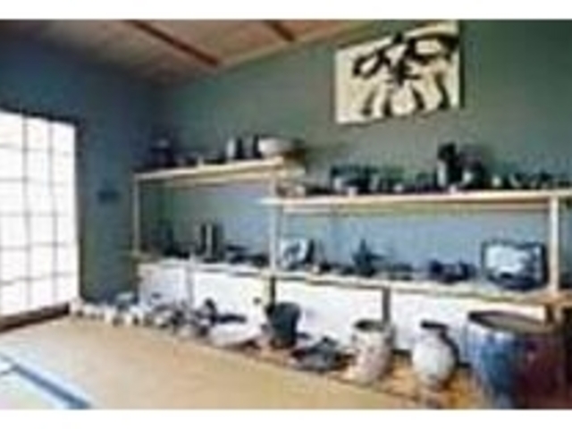出来あがった作品がズラリと並べられている_陶工房 向山窯