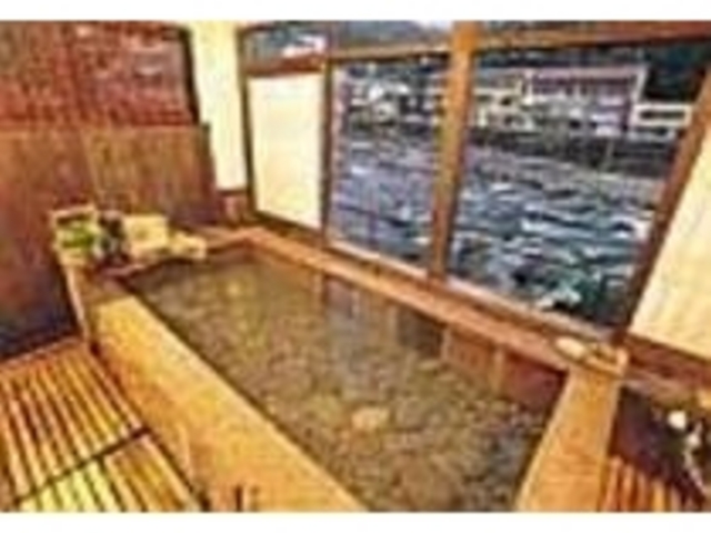 店内には底に小石を敷いた温泉もある_山の音
