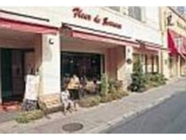 華やかなお店。店内も明るくて落ち着ける_花の種七日町店
