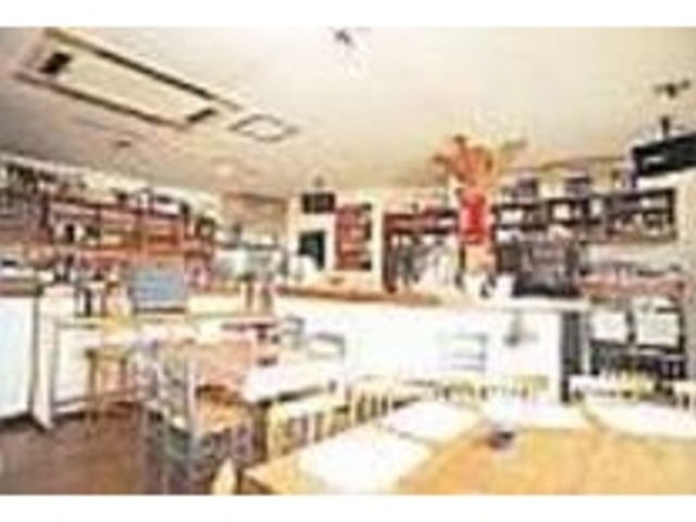 陽が差し込むあたたかい雰囲気の店内_イタリア料理 テラノス