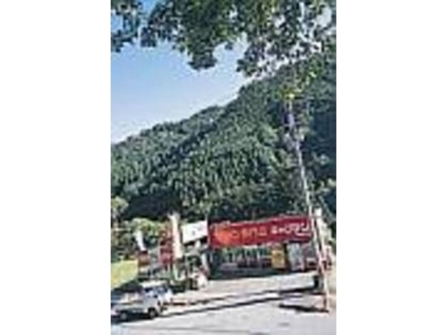 周山街道のトンネルを抜けた先に立つお店_キャプテン