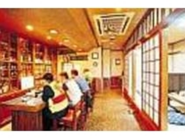 座敷とカウンターの店内はいつも混み合う_とんぼ