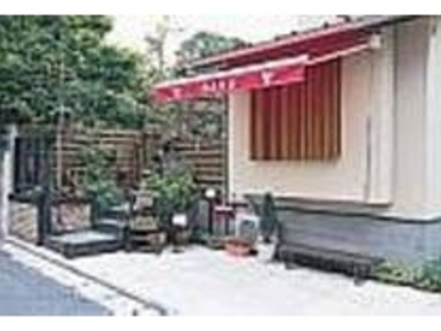 赤いひさしがかわいらしいお店の軒先_RAKU