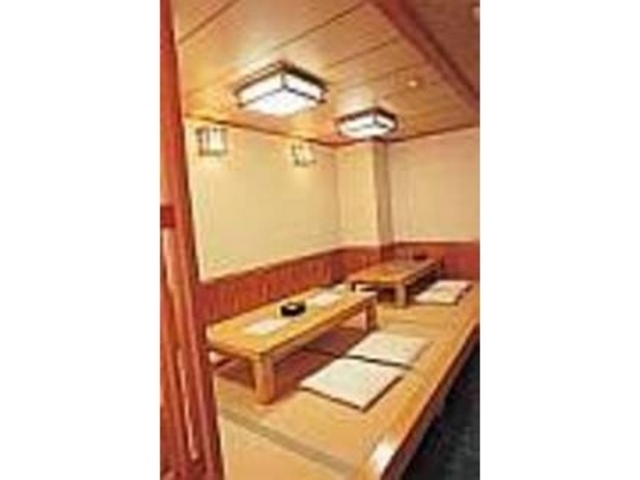落ち着いた座席や、カウンター席がある_やま清