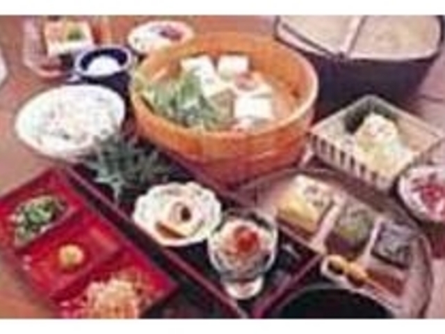 汲み上げ湯葉など8品が付く『湯豆腐懐石』_豆腐茶屋