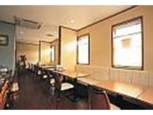 クリーム色を基調とした明るい印象の店内_海ごはん&cafe旬彩