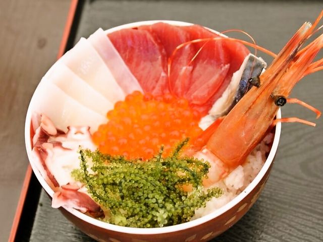 「海鮮」好きにはたまらない豪快な一品!白いご飯の上に乗った大振り新鮮マグロと、イカ、エビ、イクラ,などなどたっぷり!その名も『都屋の海人丼』!_読谷村漁業協同組合
