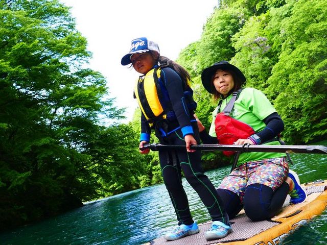 お子さん達は保護者様と2人乗りも可能ですが、小学生からは1人1艇のSUPでツアーに参加できます!_R-LABO