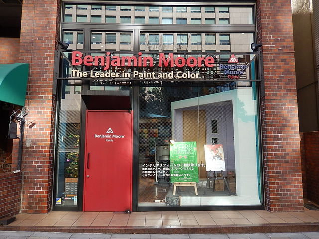 店舗外観 青山通りに面した赤い扉が目印のお店です。_ベンジャミンムーア青山フラッグシップショップ